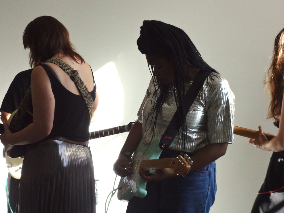 gals-with-guitars