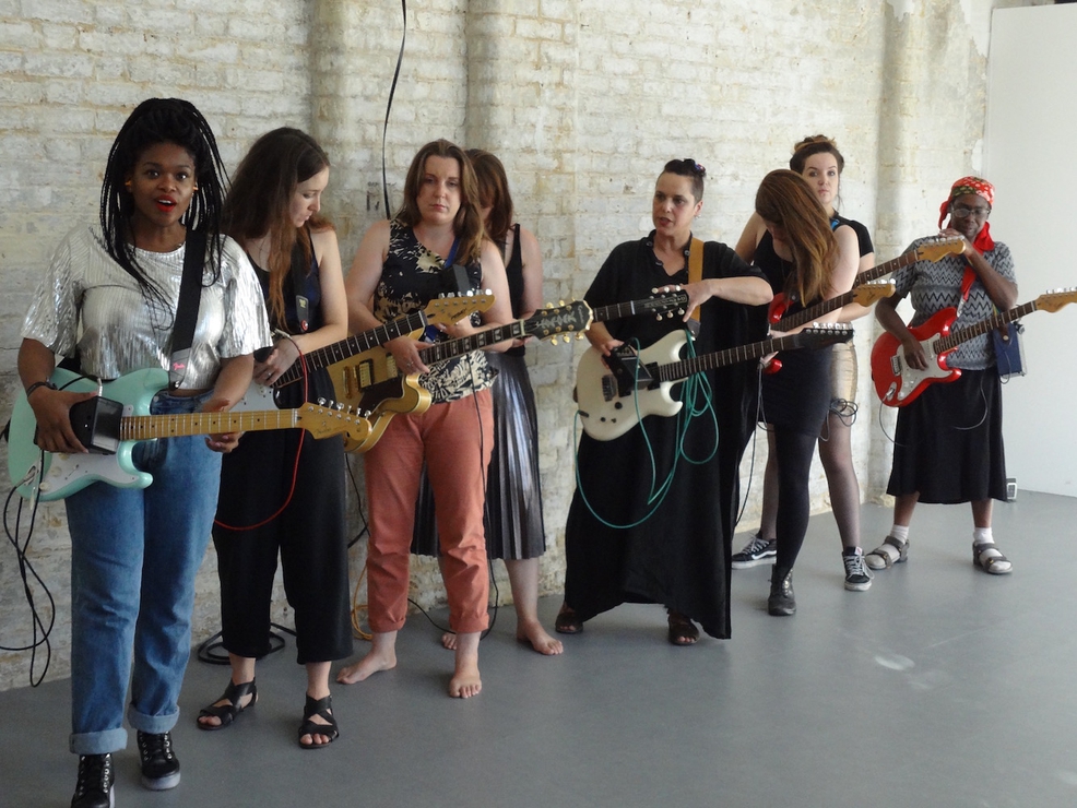 gals-with-guitars